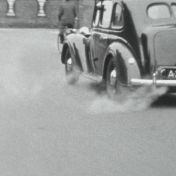 Kenteken: A 26552; Austin Twelve, Martinikerkhof, Groningen, foto: still uit de film "De Commerciële Club Groningen" J. Thie, 1949 coll. GrA (2209-AV0535)