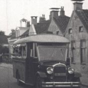 Kenteken: A 19796;  Stewart, Winschoten, Pottebakkerstraat, foto: still uit de film "Schoolreis Ameland, 1936" coll. GrA (2209-20767)