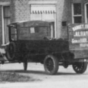 Kenteken: A 11706; Ford,  uitsnede foto Gemeente Eemsmond