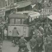 Kenteken: A 36556; Dodge bus, Nietap, 1947 - 1952, uitsnede foto collectie Drents Archief (DA93308173); Fotograaf: Hillebrands, Jan Tale