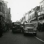 Kenteken: A 49205; Renault, Kerkstraat Veendam, 14-05-1952, foto: collectie Veenkoloniaal Museum (vm 7.3 Po On 9)