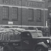 Kenteken: A 3321; Chevrolet, foto: still uit de film "Winschoten, Koopstad van het Oldambt en Westerwolde", 1937-1939 coll. GrA (2209-20766)