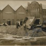 Kenteken: A 38246; Groningen, aanleg tijdelijke verkeersdam tijdens de vervanging van de Eendrachtsbrug, 14-04-1954, foto: archief Dagblad van het Noorden (AW 2024-242_624-2-1); Fotograaf: Folkers, E.