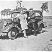 Kenteken: A 1749; Chevrolet,  Bedum, paardenhandelaar Dirk Rutgers met zijn moeder. 8-5-1950, foto: Historische Vereniging gemeente Bedum, 330825.jpg