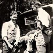 Kenteken: A 18246; Links Geert Boelens uit Groningen en rechts Hubertus Martinus Rekker uit Buinerveen  bij de Chevrolet, gehuurd voor een dag uit naar Harderwijk, 1937, foto: J. Hospers