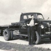 Kenteken: A 24676; Eltje Godlieb met zijn Chevrolet, autoweg Utrecht-Rotterdam 13-10-1949 foto: E. Kappen