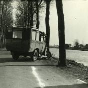 Kenteken: A 8065; Renault, ongeluk Oostwold 27-02-1932, foto: uitsnede 2138-2907.jpg