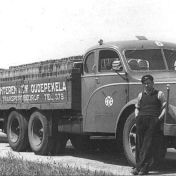 Kenteken: A 13457; Mack volgeladen met dakpannen, foto: collectie <a href='http://www.transportnostalgie.punt.nl/' target='_blank'>transportnostalgie.punt.nl</a>