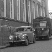Kenteken: A 1705; Skoda, Groningen, Kleine Peperstraat, 1952, foto: uitsnede 2482-3092; Fotograaf: Fotobedrijf Piet Boonstra