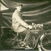 Kenteken: A 2873; Klaas Woldring op zijn Indian Scout, 1923. Foto: L. Ocken