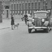 Kenteken: A 6157; Chevrolet, Martinikerkhof, Groningen, foto: still uit de film "De Commerciële Club Groningen" J. Thie, 1949 coll. GrA (2209-AV0535)