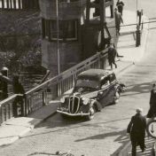 Kenteken: A 14254; Skoda Popular op de Kapteynbrug ca. 1938. uitsnede foto: H. Renkema