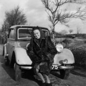 Kenteken: A 6075; Onbekende dame bij de DKW van Hendrik Brands, 1945, foto: P. Brands