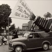 Kenteken: A 36367; Fiat 500,  Winschoten, Bedrijfsparade-wedstrijd ca. 1953, foto: F. Bos