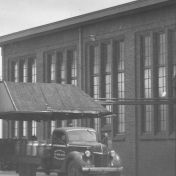 Kenteken: A 32168; Ford, Melkfabriek De Ommelanden, verladen retourproduct, foto: S. Muller