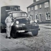 Kenteken: A 6109; Dodge verhuiswagen in de Molenstraat, Stadskanaal, foto: F. Wijbenga