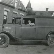Kenteken: A 17322; Renault en Jan Beihuizen, foto: G.J. Bosma