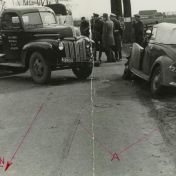 Kenteken: A 28174; Winschoten, ongeluk Ford vrachtwagen, 22-04-1951, foto uit archief Kantongerecht Winschoten (154-8_78)
