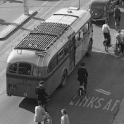 Kenteken: A 38033; Crossley, Groningen, Herewegviaduct, 29-05-1951, foto: uitsnede 2437-3024.jpg; Fotograaf: Gemeentepolitie