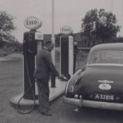Kenteken: A 32818; Chevrolet, foto: still uit "Dorpsfilm Wagenborgen – deel II", J.W.L. Adolfs, 1956, coll. GrA (2209-AV0698)