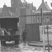 Kenteken: A 18358; De Ford vrachtwagen naast Apotheek Sissing in aanbouw, foto: uitsnede 2248-3920.jpg