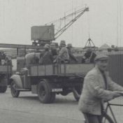Kenteken: A 16256; Chevrolet, foto: still uit de film "Is Groningen Paraat?" S.J. Bakker, J.M. Heres Diddens-Zegerink ten Rodengate Marissen, 1940, coll. GrA (2209AV0019)