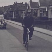 Kenteken: A 6771; Hillman Minx, foto: still uit "Dorpsfilm Loppersum" van J.W.L. Adolfs, 1952, coll GrA (2209-AV14660)
