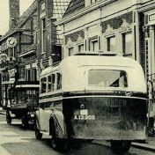 Kenteken: A 8298; Ford,  A-8298 achter de bus, Collectie gemeente Appingedam, uitsnede 001931.jur.jpg