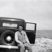 Kenteken: A 10738; Eduard Abeln met zijn A-Ford bij (zeer waarschijnlijk) de Afsluitdijk, foto: N. Abeln