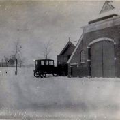 Kenteken: A 1322; Ford, tekst op de foto: "Winter 1928-1929, de oude auto die weggaat" foto: Historische vereniging Bedum