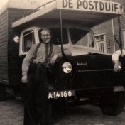 Kenteken: A 14166; Bedford, links Karel (Bob) Brockschmidt en rechts Hans Sieverardus de Haan, foto: F. Bos