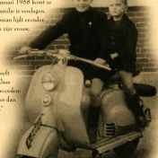 Kenteken: A 28821; Siebe Koopman en Jan Koopman op de Lambretta, foto uit "75 jaar Koopman"