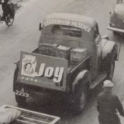 Kenteken: A 22331; De Studebaker pick-up voor de Herebrug, Groningen, 1952, uitsnede foto Dagblad van het Noorden (AW2024-242); Fotograaf: Folkers, E.