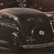Kenteken: A 14763; Chrysler Airflow, uitsnede foto Boulevard van Scheveningen