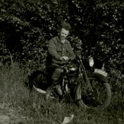 Kenteken: A 10953; Johannes Willem Oosterwijk op de Rudge, foto: S. Abels