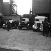 Kenteken: A 31941; Vertrek vierdaagse groep naar Nijmegen, juli 1946, (V.l.n.r. A-32698, A-32699 en Studebaker K20M A-31941) foto: archief Piet Boonstra