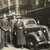 Kenteken: A 1014; Renault Primaquatre met H. Nagel, W. Nagel - Hoogeveen en hun zoon Ernst Hendrik Nagel, Wenen ca. 1936, foto: E. Nagel