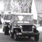 Kenteken: A 771; Winkelweek  van 5 – 13 oktober 1951 te Winschoten. Jeep van  Grony Staal met aanhangwagen, foto: K. Roukes-Feiken