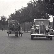 Kenteken: A 11345; Oldsmobile, foto: still uit "Verkeersfilm", C. van der Mei, 1934, coll. GrA (2209-0176)