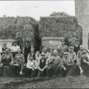Kenteken: A 18352; Studebaker, vordering Stro Loods, foto: collectie Veenkoloniaal Museum (vm 3.3/SK/17.32)