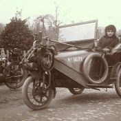 Kenteken: A 1671; Petrus Bernardus Kramer (1878-1952), fotograaf te Groningen met onbekende dame in zijn Cyclonette. (1785-16147)