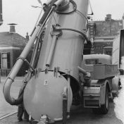 Kenteken: A 1389; Bedford kolkenzuiger, 1949, foto: Collectie Gemeente Eemsmond