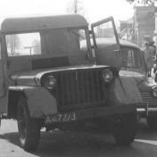 Kenteken: A 47273; Willys Jeep, Hoofdstraat, Hoogezand, 27-04-1953, uitsnede foto: <a href='https://tinyurl.com/yk45m7kw' target='_blank'>Historisch Archief Midden-Gronigen</a>