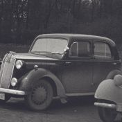 Kenteken: A 11345; Vauxhall 12 na de finish van de van de Harz-ralley, 30-04-1939, foto: still uit Harz-film, 1939, coll. GrA (2209-AV21967)