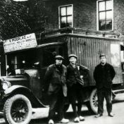 Kenteken: A 11684; V.l.n.r. K. Moorlach, F. Bolhuis en J. Moorlach bij de Chevrolet. Foto: H. E. Boonstra