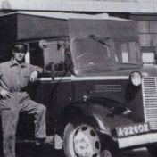 Kenteken: A 22602; Kees Nienhuis bij de Austin Bellcar uit 1946, bron: <a href='http://www.openbaarvervoerinboskoop.nl' target='_blank'>Openbaar vervoer in Boskoop</a>