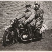 Kenteken: A 1512; TWN met Harm Slaper en Helena Slaper-van Holstijn, Ir. Lelystraat, Harderwijk, ca. 1953, foto: A.H. Kamphuis-Slaper