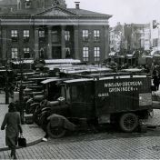 Kenteken: A 9715; Bode Kajuiter op de Vismarkt, ca. 1928, foto: H. E. Boonstra