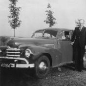 Kenteken: A 40184; Rikkert Anko Kolhorn naast de Opel Kapitän, foto: H. Kolhorn-Gorzeman