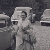 Kenteken: A 31616; Ford Custom, foto: still uit de film "25-jarig huwelijk", 1953, coll GrA (2209-AV26578)